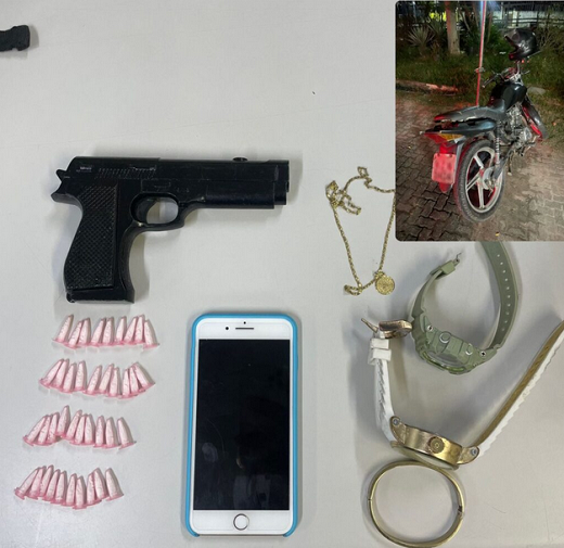 Durante o trajeto, eles dispersaram 39 pinos de cocaína, um simulacro de arma de fogo tipo pistola e um aparelho celular (Foto: Divulgação/SSP)