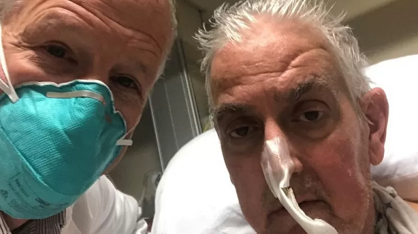 Cirurgião Bartley Griffith fotografado com David Bennett no início deste mês (Foto: Escola de Medicina da Universidade de Maryland)