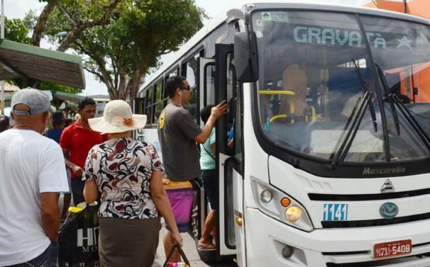 Enquanto o prefeito Elinaldo Araújo (DEM) e seus secretários não encontram uma solução viável para o transporte público municipal, quem paga a conta é toda população (Foto: Reprodução)