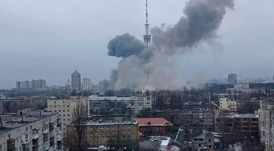 Tropas russas têm se aproximado da cidade nos últimos dias, com um novo ataque esperado para as próximas horas - Torres de TV em Kiev, na Ucrânia, são bombardeadas; mais cedo, exército russo orientou civis a se afastarem devido a novos ataques na capital CNN Internacional/Reprodução Telegram