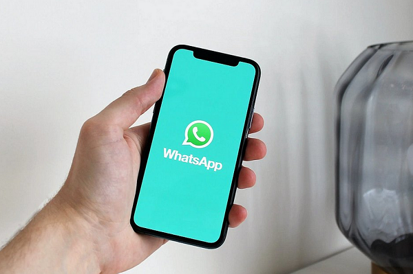 A opção de reagir a mensagens no WhatsApp, neste momento, mostra seis emojis possíveis (Foto: Reprodução/CNN Brasil)
