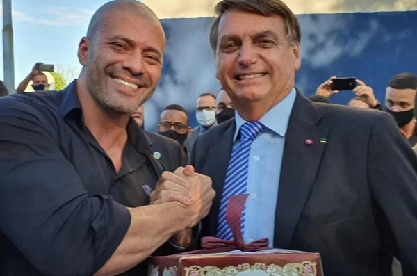 Com o indulto, Daniel Silveira recebe perdão de pena, efetivado mediante Decreto (Foto: Reprodução/Twitter)