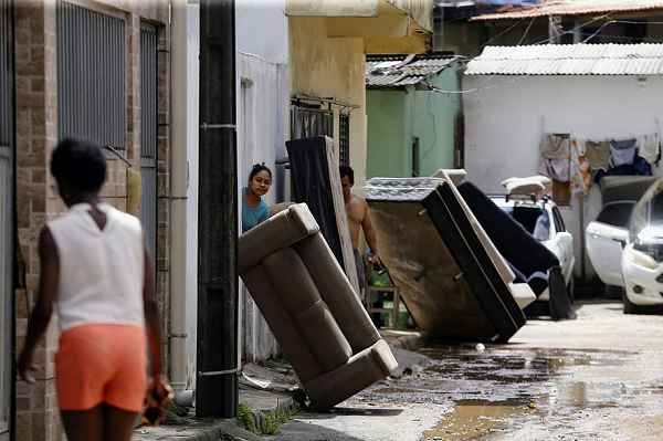 A enxurrada na madrugada invadiu casas, estabelecimentos comerciais, destruiu uma ponte, postes de iluminação pública e levou os sonhos de vidas inteiras (Foto: Marina Silva/Correio)