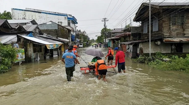 Policiais retiram moradores da cidade de Abuyog, sul das Filipinas (Foto: Philippine Coast Guard (PCG)/AFP)