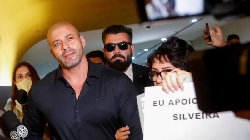 Depois de eleito, Silveira continuou sua vinculação com o grupo bolsonarista no Congresso Nacional, apoiando pautas caras ao movimento como a flexibilização do porte de armas.