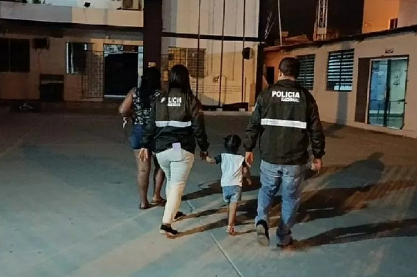 Mulher pretendia concluir a negociação em um terminal de ônibus onde faria a troca da criança pelo dinheiro (Foto: Reprodução)