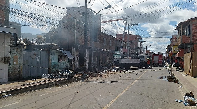 Homem que aluga o imóvel, conhecido como Roque do Ventilador, vinha acumulando entulhos no prédio de dez pavimentos há 10 anos (Foto: Reprodução)