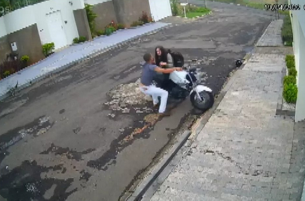 A cena foi gravada pelas câmeras de segurança de uma casa próxima (Foto: Reprodução)