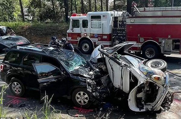 As imagens que circulam nas redes sociais mostram que o Fusca em que os dois estavam ficou destruído (Reprodução/NSC TV)