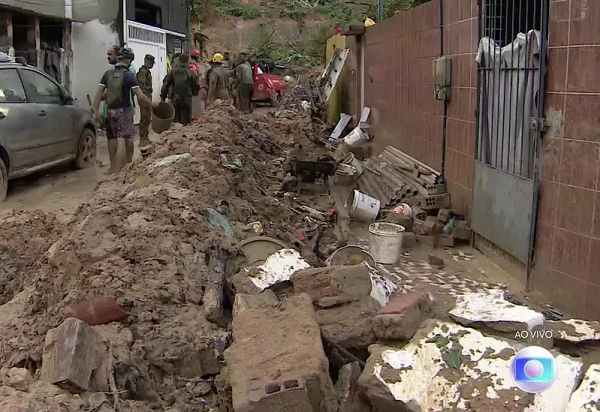 Apenas no sábado, 28, foram 30 mortes em uma comunidade no Recife (Foto: Reprodução/TV Globo)