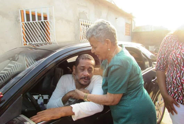 Dona Maura com Franco, na residência da anciã – Foto: Mônica Franco
