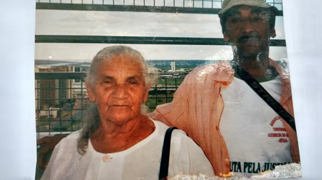 Juracy Bezerra de Oliveira com sua mãe biológica, Maria Bezerra de Oliveira (Foto: Arquivo Pessoal)