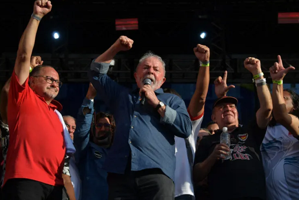 Lula participou esta tarde de um evento do Dia do Trabalho organizado pelos sindicatos de São Paulo (Foto: Nelson ALMEIDA/AFP)