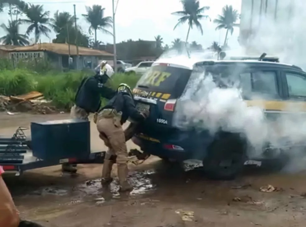 Homem é colocado em porta-malas de veículo durante abordagem da PRF — Foto: Aplicativo/TV Sergipe