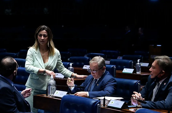 A relatora da medida provisória, Soraya Thronicke, conversa com senadores durante a sessão desta quinta (Foto: Edilson Rodrigues/Agência Senado)