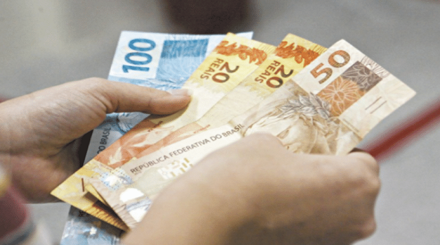Toda vez que o salário encolhe espalha também um efeito recessivo sobre toda a economia, diz Marcelo Medeiros, professor visitante na Universidade Columbia (EUA) (Foto: Divulgação)