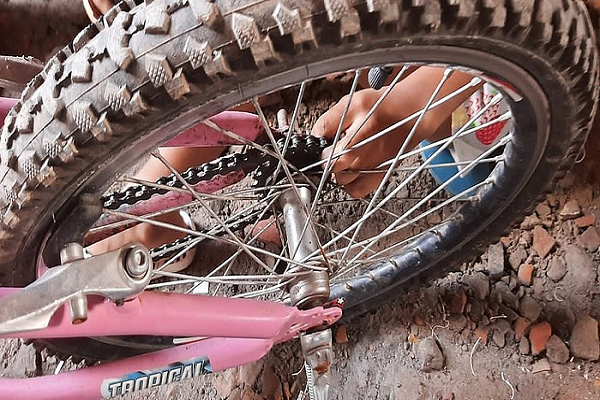 Menina de 7 anos fica com dedo preso na bicicleta em Camaçari (Foto; Divulgação/Bombeiros)