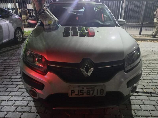 Carro e material apreendido (Foto: Divulgação/SSP-BA)