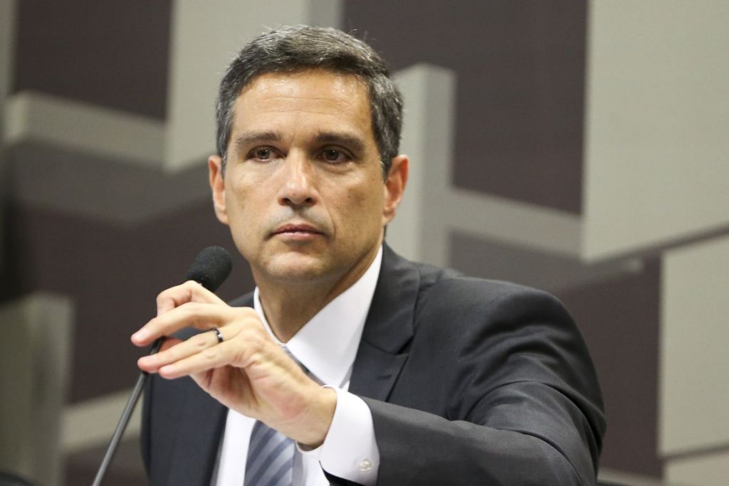 Tem crescido o número de casos em que ladrões roubam os celulares de vítimas com o intuito de acessar os aplicativos bancários para transferir indevidamente o dinheiro para outras contas - Foto: Marcelo Camargo/Agência Brasil