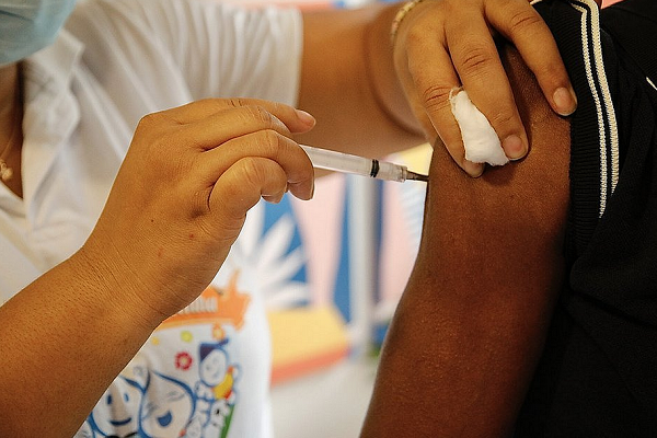 No início do mês, a Moderna também divulgou que sua vacina direcionada à ômicron produziu uma resposta imune mais forte (Foto: Reprodução)