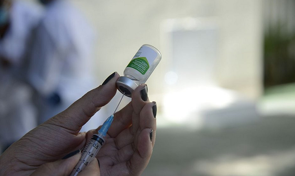 A recomendação vale para quem tomou a primeira dose de reforço há pelo menos quatro meses (Foto: Reprodução)