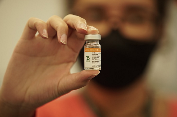 Aplicação deve ser realizada em duas doses com intervalo de 28 dias (Foto: Divulgação/Instituto Butantan)