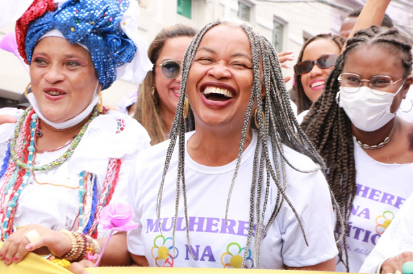 Lívia Santana (no meio, de trança) ressalta que 'historicamente os espaços de poder foram ocupados por homens brancos e ricos' (Foto: Divulgação)