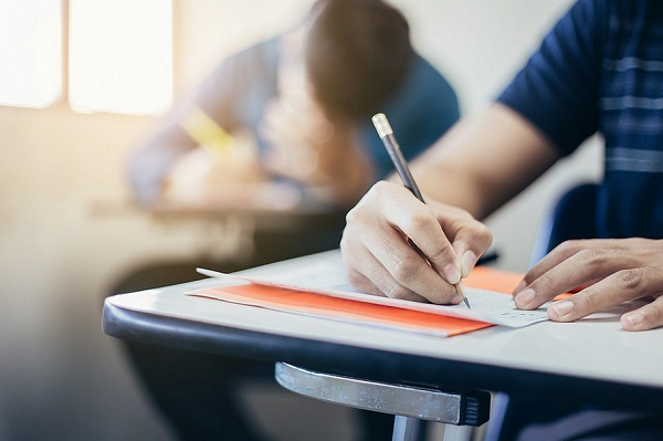 A possibilidade de contar com revisão de questões tem animado os candidatos, especialmente de concursos federais (Foto: Shutterstock/Reprodução)