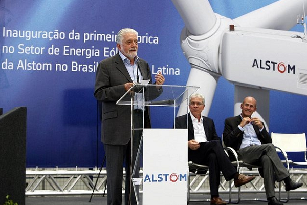 Jaques Wagner (de pé) e James Correia (sentado, de óculos) em inauguração da fábrica em 2011 (Foto: Manu Dias/GOVBA/Arquivo)