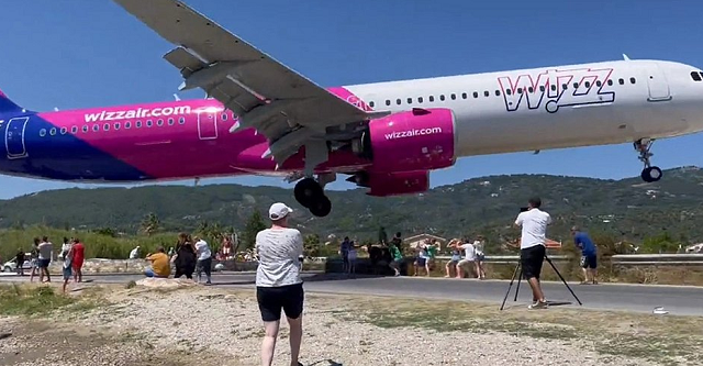 Muitos banhistas e curiosos costumam se reunir na cabeceira da pista, que fica próxima ao mar, para olhar os aviões pousando (Foto: Reprodução)