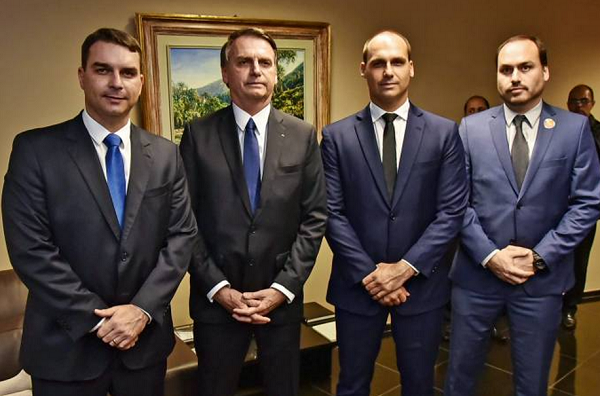 Bolsonaro e seus filhos (Foto: Reprodução)