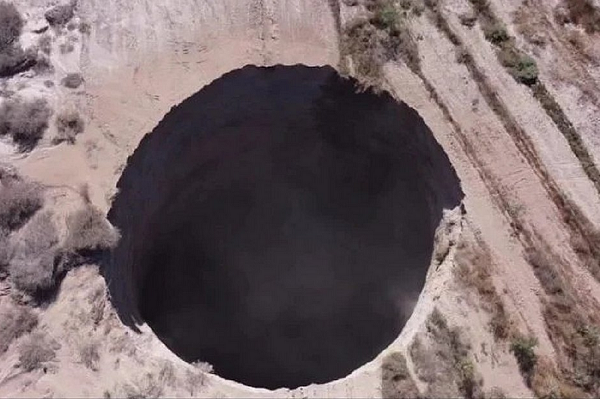 A estrutura apareceu no fim de semana em uma área de mineração no norte do país (Foto: Reprodução)