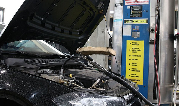 Em razão da alta no preço dos combustíveis, muitos motoristas têm buscado converter seus veículos para a utilização do gás veicular – geralmente, mais barato (Foto: Rovena Rosa/Agência Brasil)