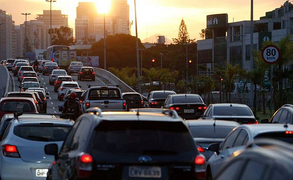 O Detran destaca que o licenciamento completo do veículo engloba outros itens além do IPVA: licenciamento anual e multas, se houver (Foto: Reprodução)