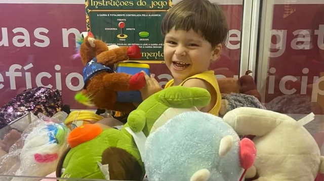 O pequeno entrou na máquina após a família sair para fazer um lanche no estabelecimento comercial (Foto: Reprodução/Redes Sociais) O pequeno entrou na máquina após a família sair para fazer um lanche no estabelecimento comercial (Foto: Reprodução/Redes Sociais)