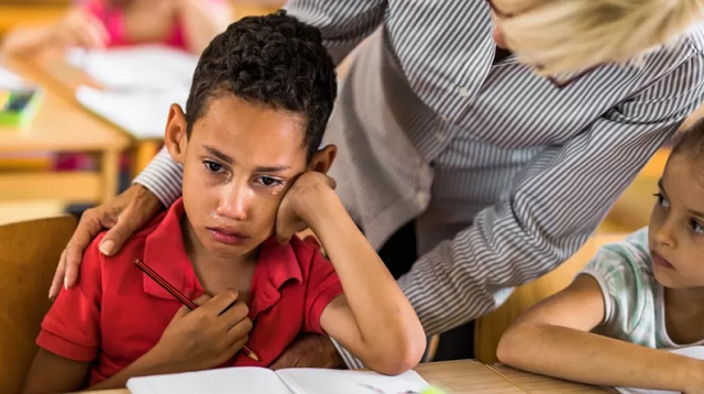No pós-pandemia, sete em cada 10 alunos relatam sintomas de ansiedade ou depressão, segundo estudo. Professora revela sensação de desespero e impotência ao lidar com situação (Foto: Getty Images)