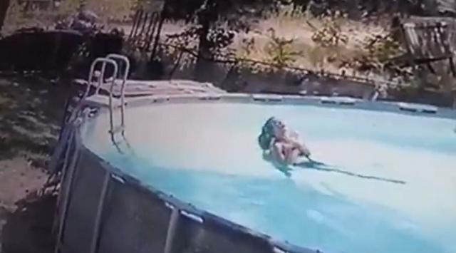 Na gravação, é possível ver que o menino agiu rápido ao perceber a situação (Foto: Reprodução)