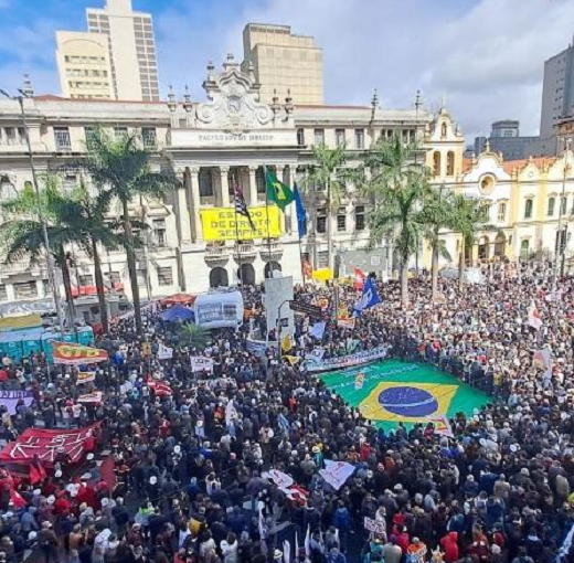 Manifestantes se concentram diante do prédio da Faculdade de Direito da USP, centro de São Paulo, durante o ato em defesa da democracia (Foto: Tiago Queiroz/Estadão Conteúdo)