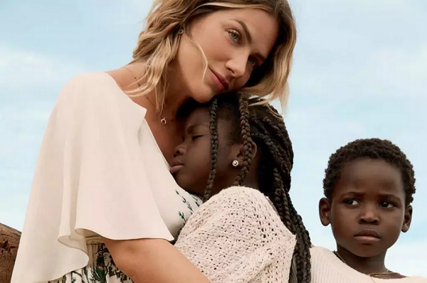 Giovanna Ewbank ao lado dos filhos Titi, que tem 9 anos, e Bless de 7 anos (Foto: Reprodução)