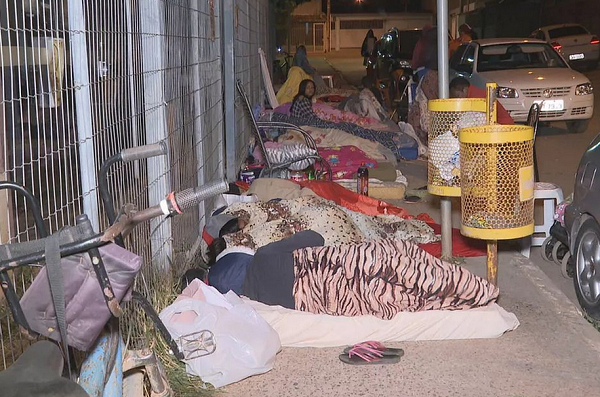 Desde junho, dezenas de pessoas madrugam nas filas dos Cras, em diversas regiões de Brasília, para conseguir acesso a benefícios sociais (Foto: TV Globo/Reprodução)