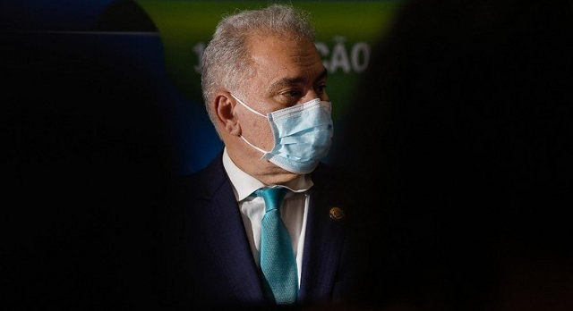 O ministro da Saúde, Marcelo Queiroga, afirmou que o Brasil deve receber 50 mil doses da vacina destinadas a profissionais que lidam com a doença (Foto: SERGIO LIMA/AFP)