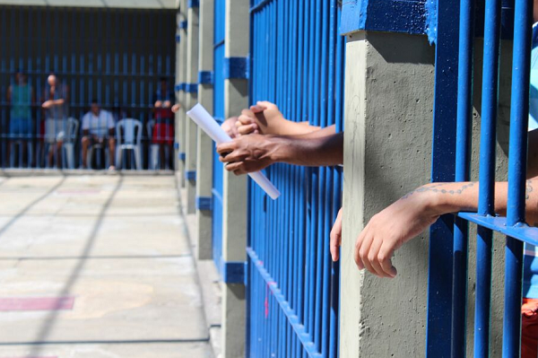 A lei atual permite a saída temporária dos condenados no regime semiaberto para visita à família durante feriados, frequência a cursos e participação em atividades (Foto: Divulgação) A lei atual permite a saída temporária dos condenados no regime semiaberto para visita à família durante feriados, frequência a cursos e participação em atividades (Foto: Divulgação)