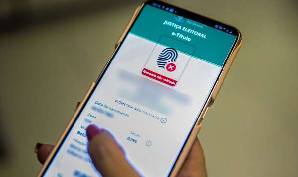 Quem solicitou voto em trânsito pode acessar local de votação pelo aplicativo e-título direto no celular (Foto: Marcello Casal Jr/Agência Brasil)