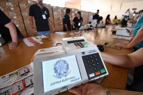 Urna eletrônica: neste ano, há urnas que possuem legenda em libras, para auxiliar o voto de quem possui deficiência auditiva (Foto: Evaristo/Getty Images) Urna eletrônica: neste ano, há urnas que possuem legenda em libras, para auxiliar o voto de quem possui deficiência auditiva (Foto: Evaristo/Getty Images)