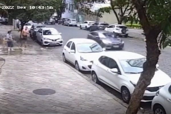 Câmeras de segurança registraram o momento da agressão (Foto: Reprodução)