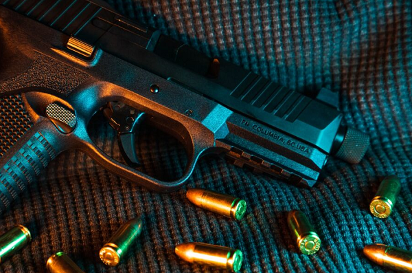 Dos entrevistados, 69% concordam que a liberação de armas criou mais riscos aos jovens (Foto: Taylor R/Unsplash)