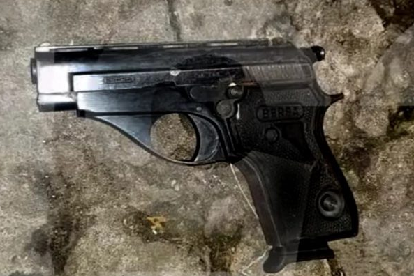 Forças de segurança afirmam que a pistola tinha a numeração parcialmente apagada e estava com o carregador cheio (Foto: Reprodução/Redes Sociais)