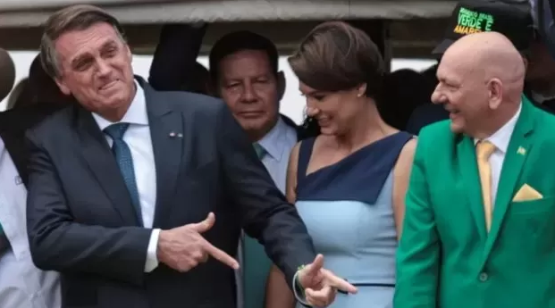 Bolsonaro tirou a faixa presidencial para discursar e fez sinal de arma com as mãos durante discurso (Foto: Reuters) Bolsonaro tirou a faixa presidencial para discursar e fez sinal de arma com as mãos durante discurso (Foto: Reuters)