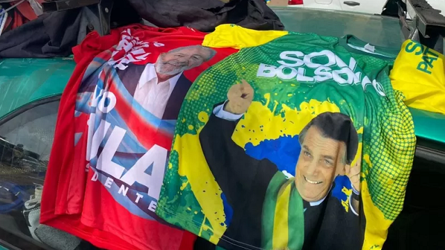 Ambulante levou toalhas de Lula, mas preferiu esconder para não causar brigas (Foto: BBC News Brasil) Ambulante levou toalhas de Lula, mas preferiu esconder para não causar brigas (Foto: BBC News Brasil)