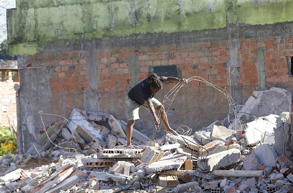 Desde maio, mais de 100 casas da região já foram derrubadas (Foto: Marina Silva/Correio)
